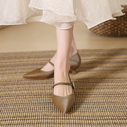 Elegantes tacones con pedrería de Isabella Sol
