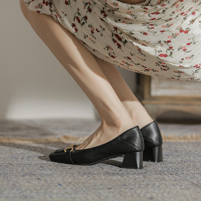 Elegantes zapatos de tacón de punta cuadrada de Isabella Sol.