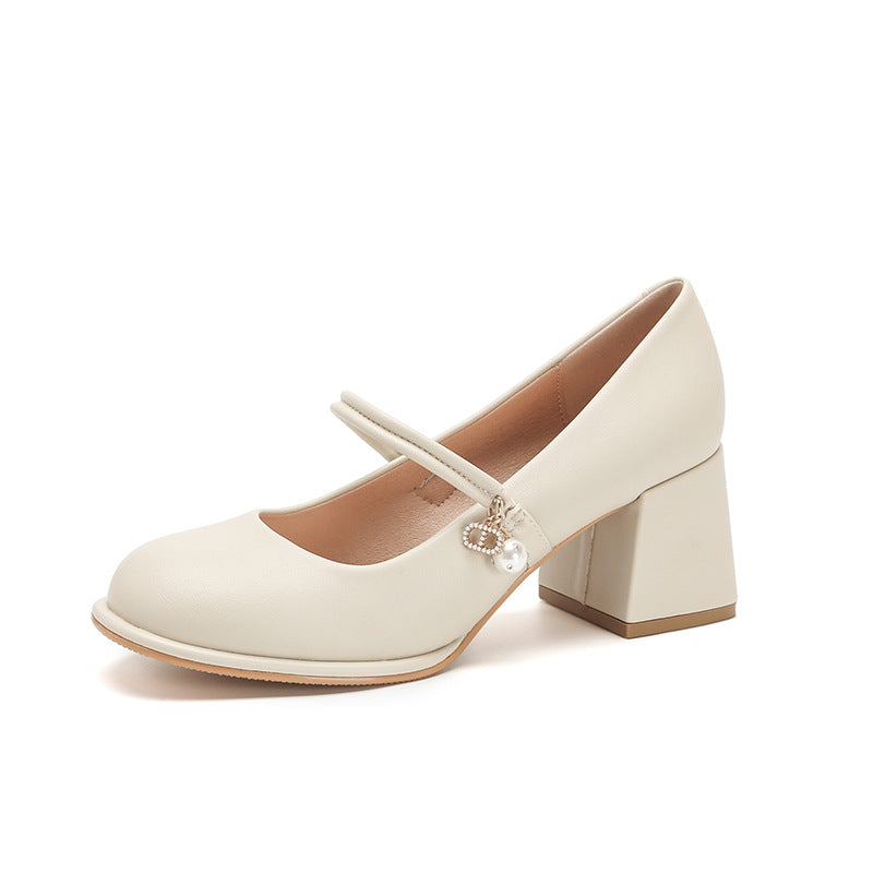 Elegantes zapatos de tacón grueso de Isabella Sol.