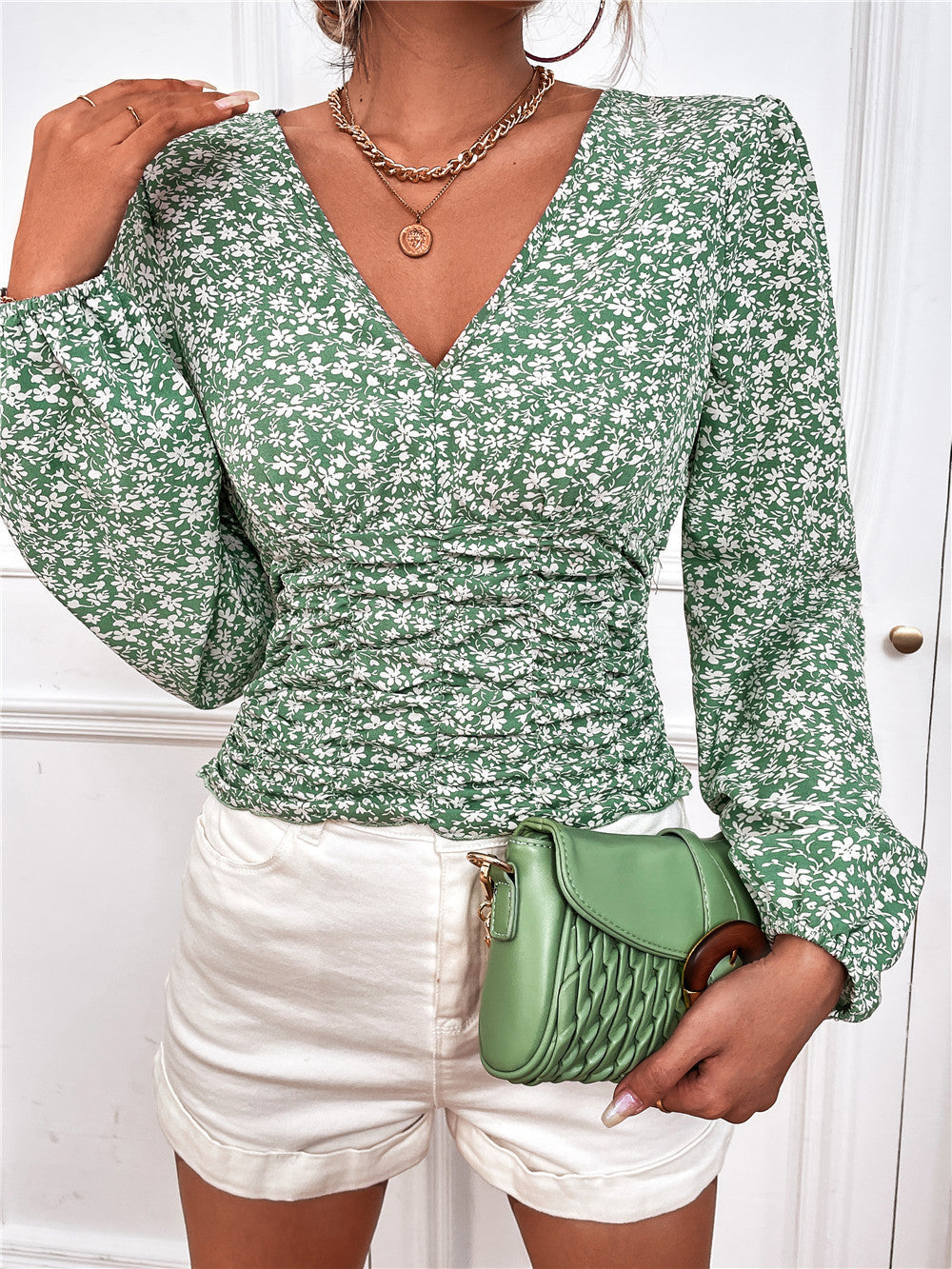 Elegante top floral de manga larga con escote en V de Isabella Sol.