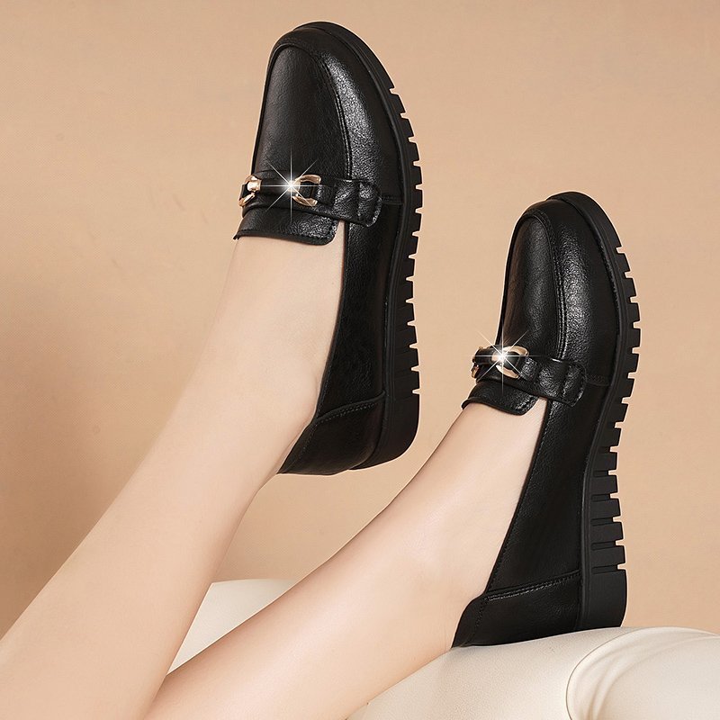 Elegant Comfort Isabella Sol Leather Flat Loafers