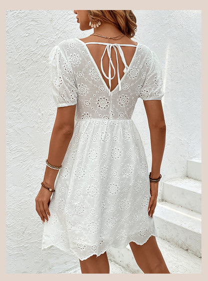 Elegante vestido Isabella Sol con mangas abullonadas y detalles de ojales.