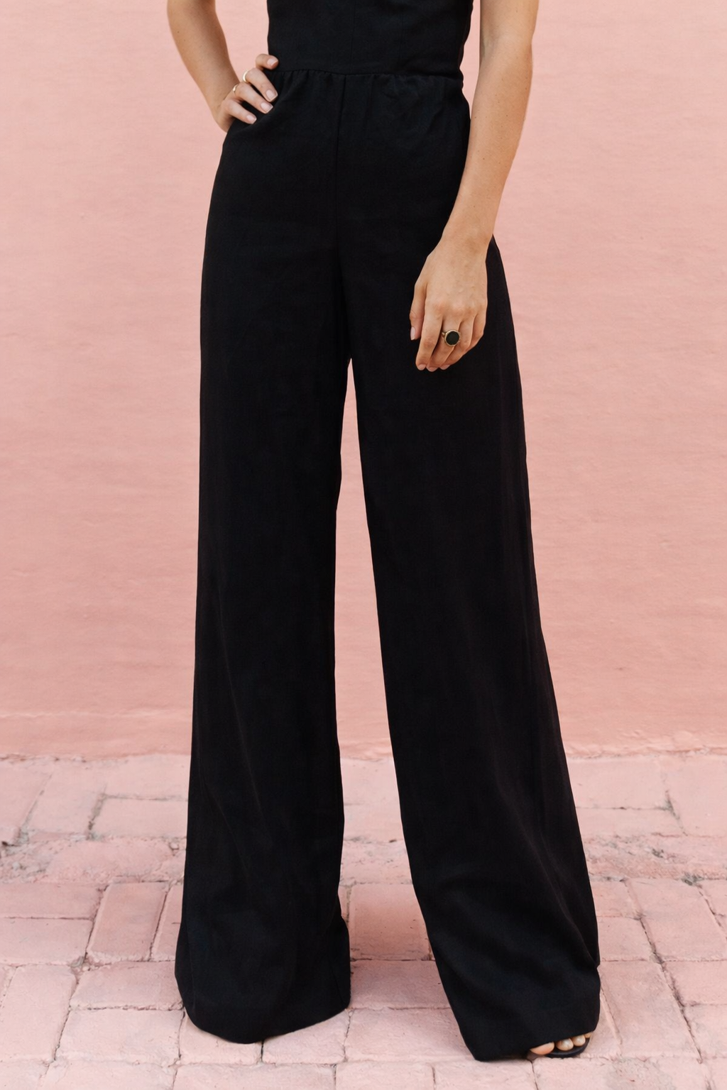Elegante mono sin mangas de talle alto de Isabella Sol