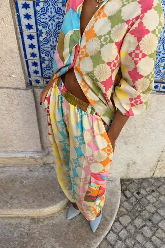 Camisa de manga larga Isabella Sol con estampado de grafiti vibrante