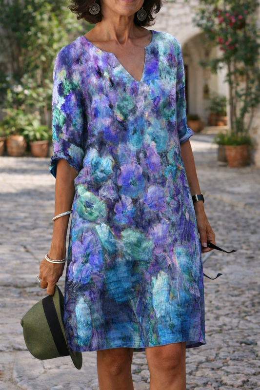 Vestido estampado vibrante con escote en V de Isabella Sol.
