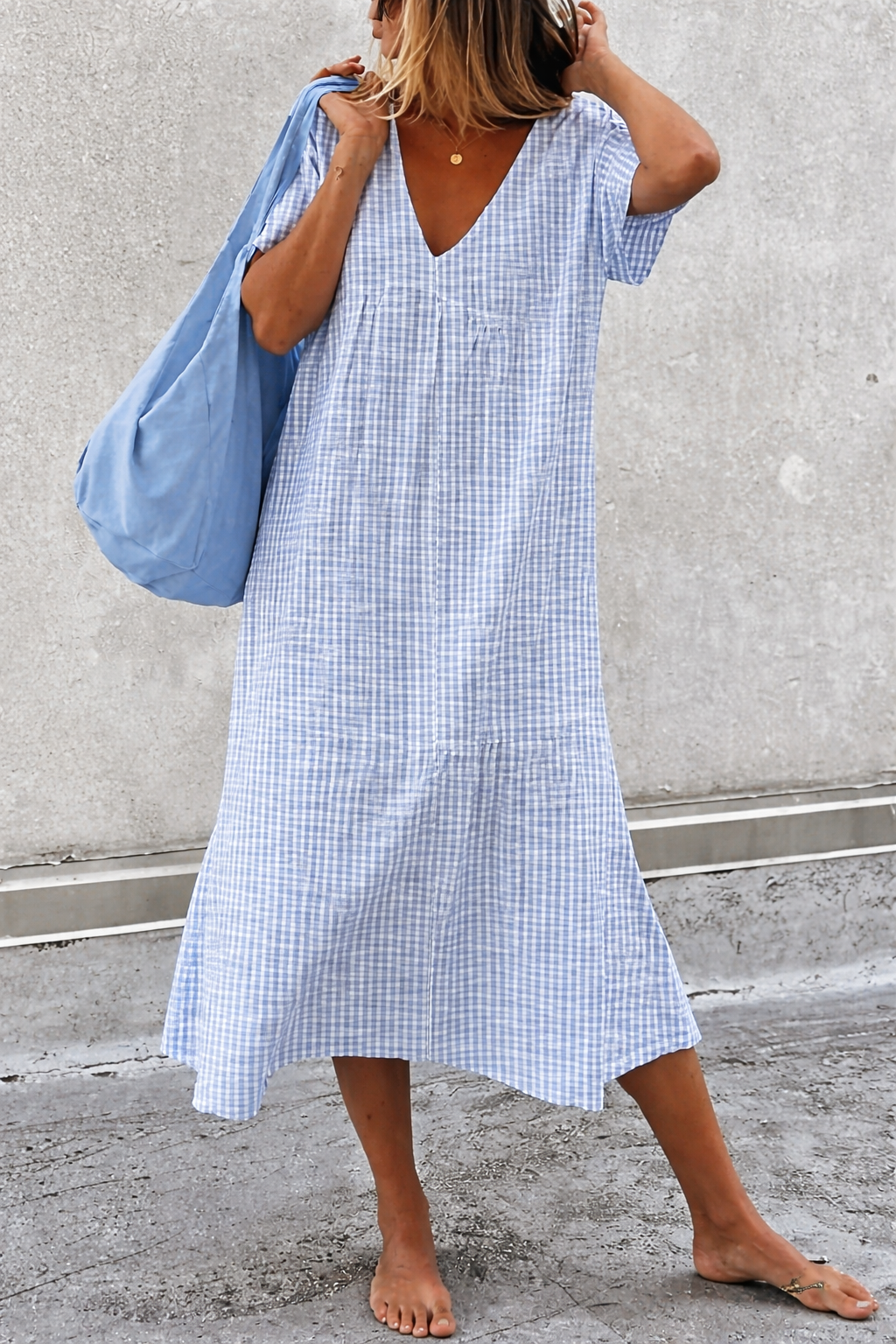 Elegante vestido de verano con escote en V de Isabella Sol.