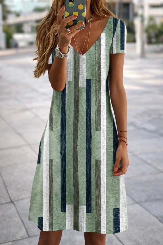 Elegante vestido de talla grande con escote en V de Isabella Sol.