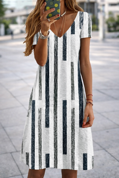 Elegante vestido de talla grande con escote en V de Isabella Sol.