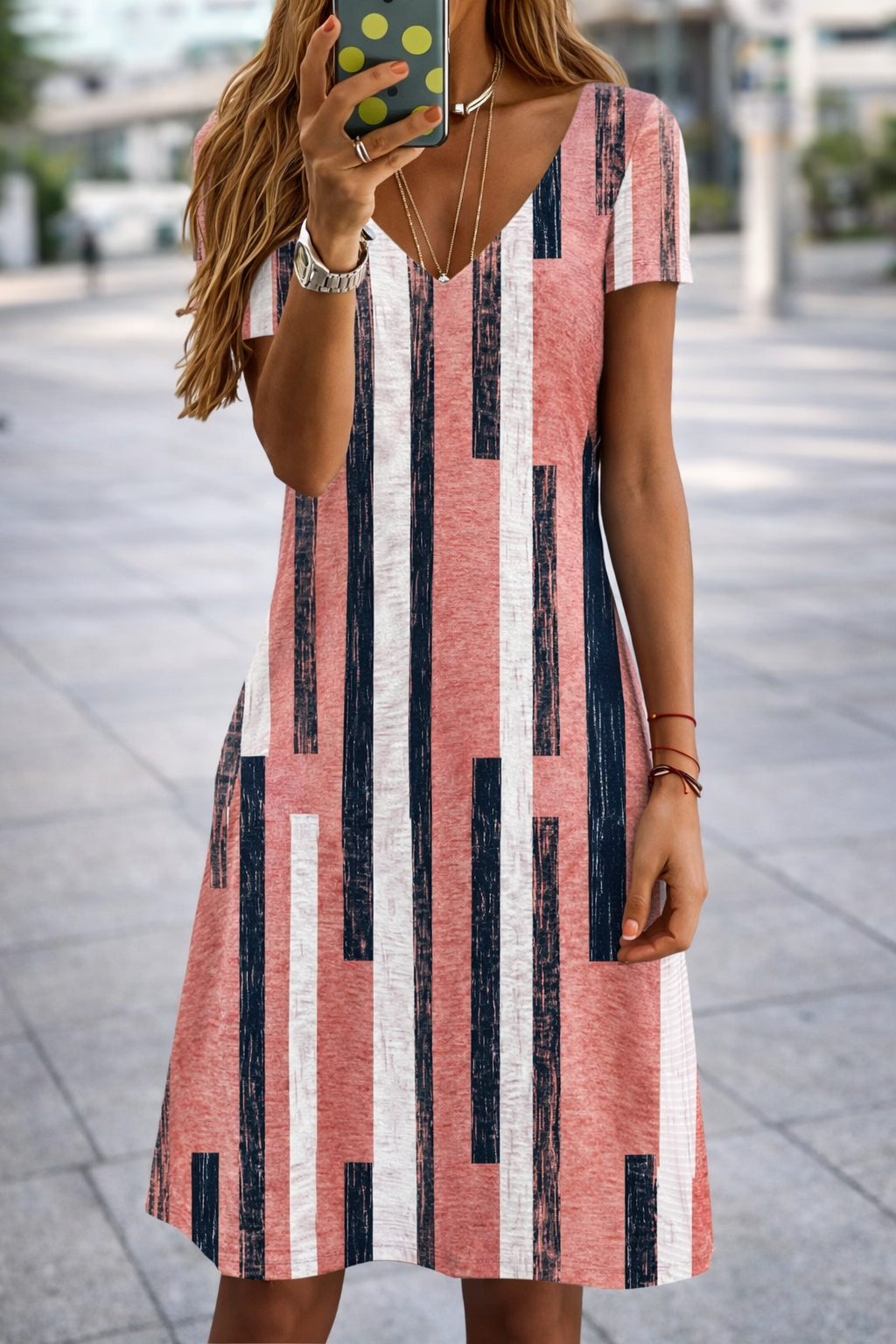 Elegante vestido de talla grande con escote en V de Isabella Sol.