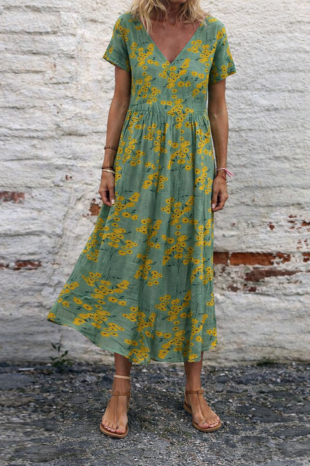 Vestido largo de algodón con escote en V y estampado floral de Isabella Sol.