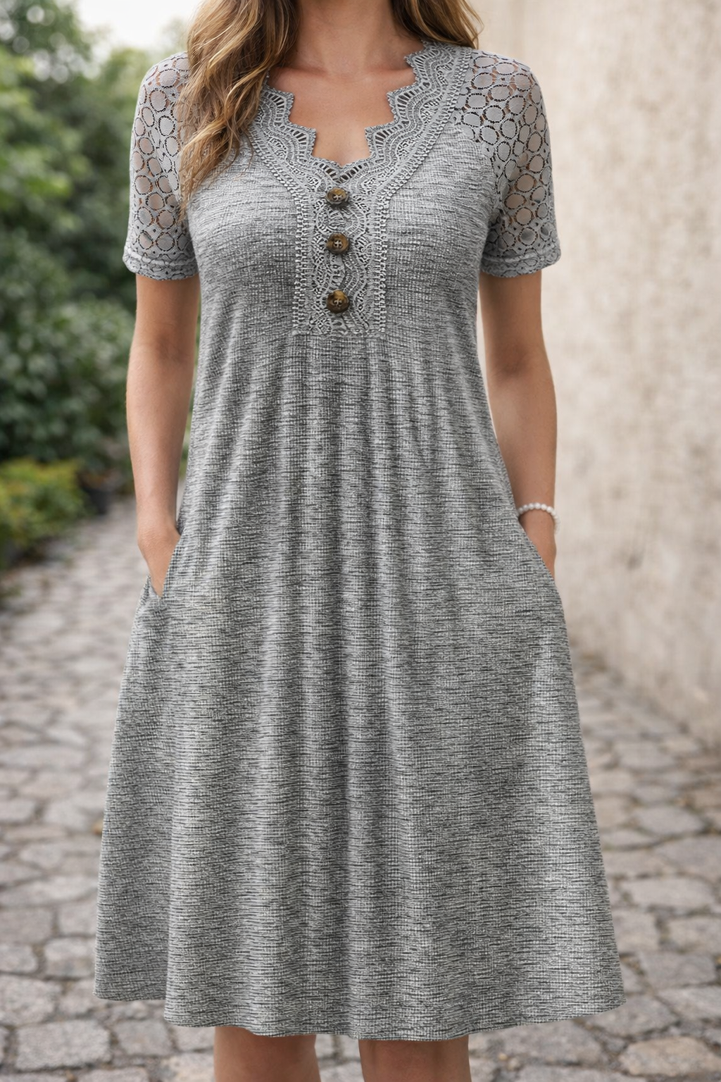 Vestido gris de encaje con escote en V de Isabella Sol