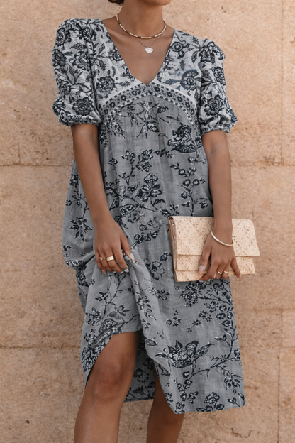 Vestido de largo medio con escote en V y estampado floral de Isabella Sol.