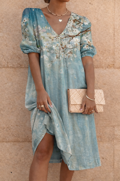 Vestido de largo medio con escote en V y estampado floral de Isabella Sol.