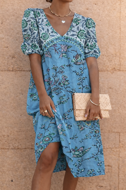 Vestido de largo medio con escote en V y estampado floral de Isabella Sol.