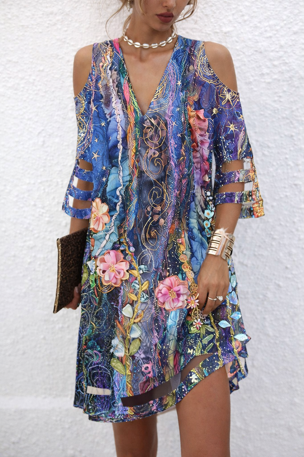 Elegante vestido de malla con escote en V de Isabella Sol.