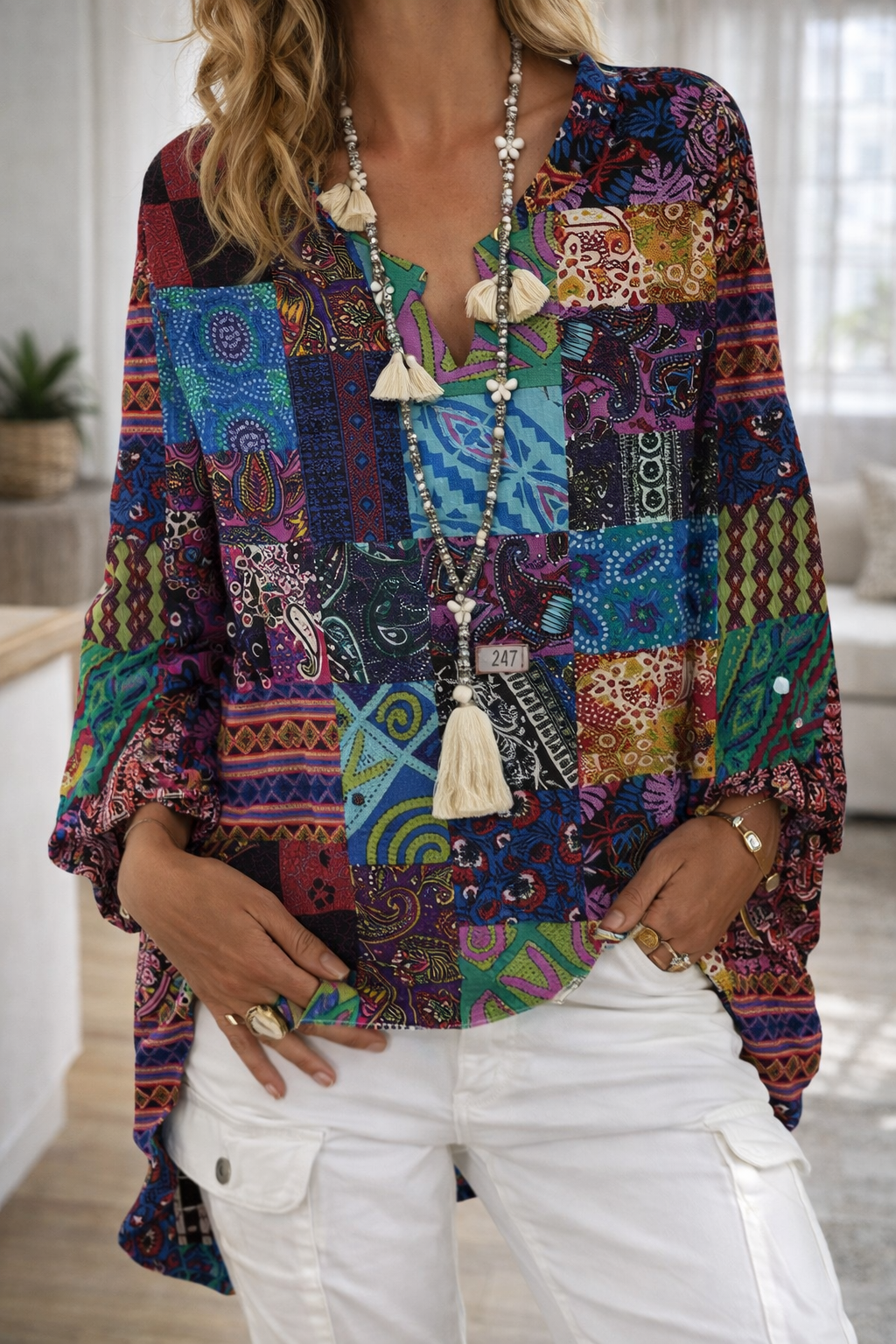 Top con cuello en V estampado vibrante de Isabella Sol