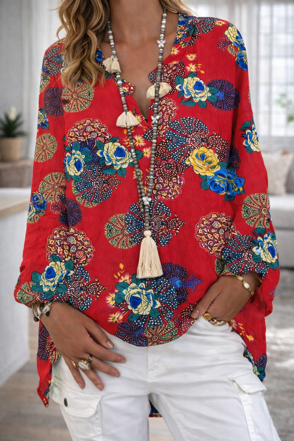 Top con cuello en V estampado vibrante de Isabella Sol