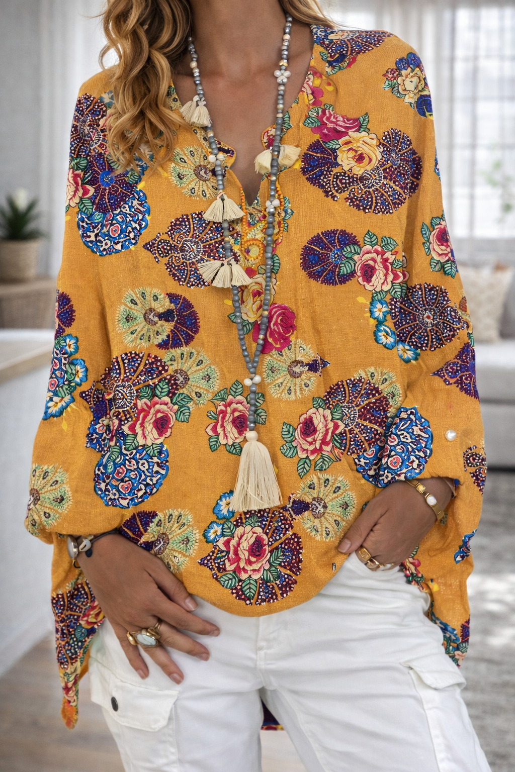 Top con cuello en V estampado vibrante de Isabella Sol
