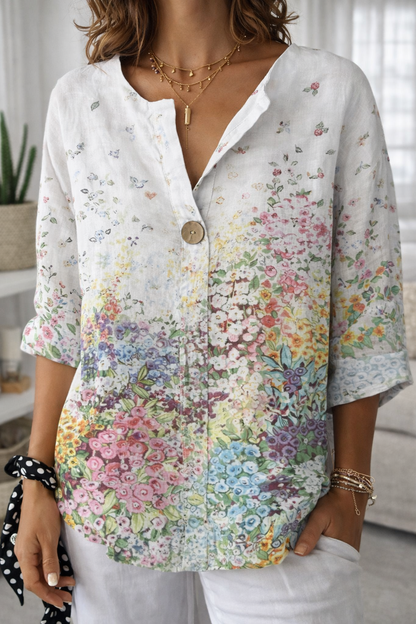 Top informal con cuello en V y botones de Isabella Sol con estampado floral.