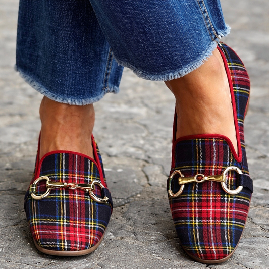 Zapatos planos de punta cuadrada a cuadros de Isabella Sol