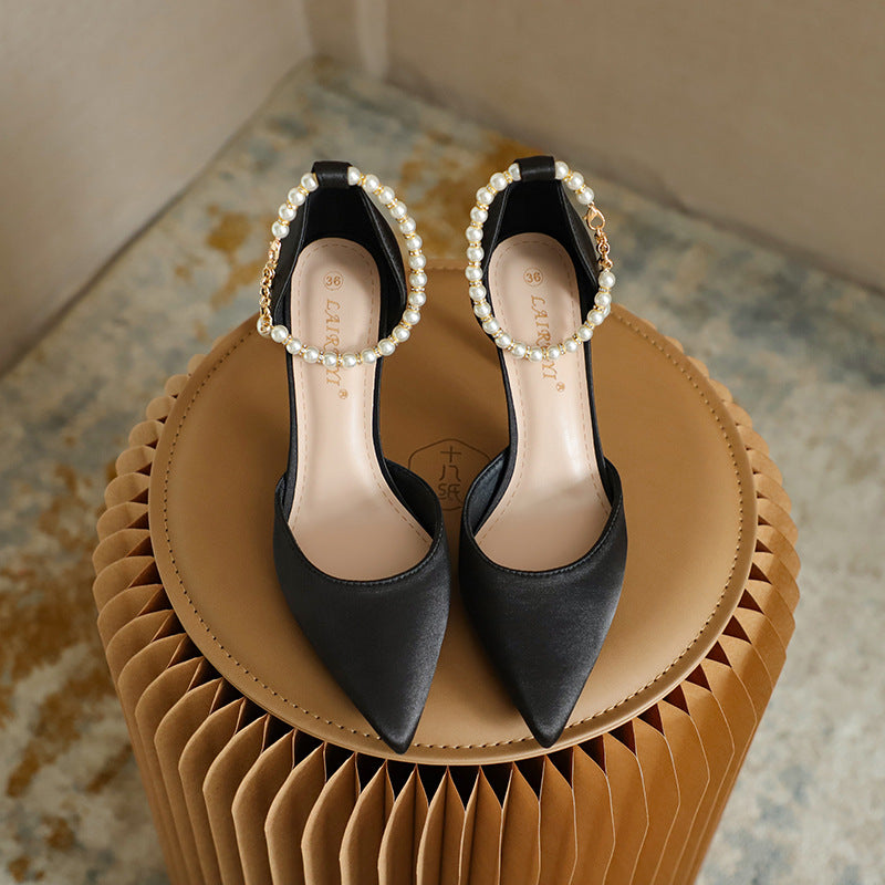 Elegantes tacones de aguja con borlas de satén de Isabella Sol