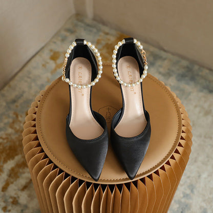 Elegantes tacones de aguja con borlas de satén de Isabella Sol
