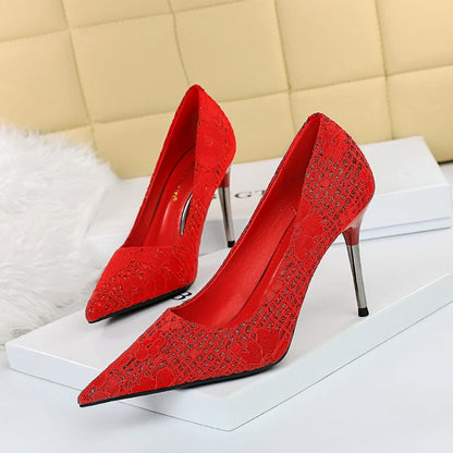 Elegantes tacones de aguja con lentejuelas de Isabella Sol.