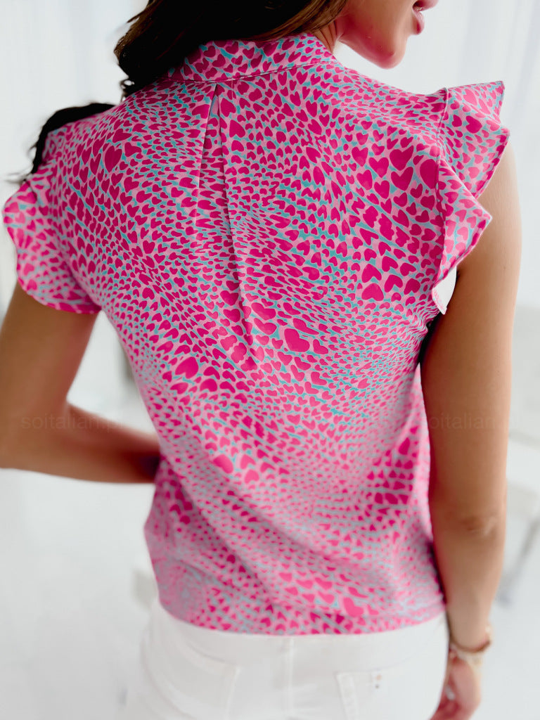 Blusa vibrante con volantes y escote en V de Isabella Sol.