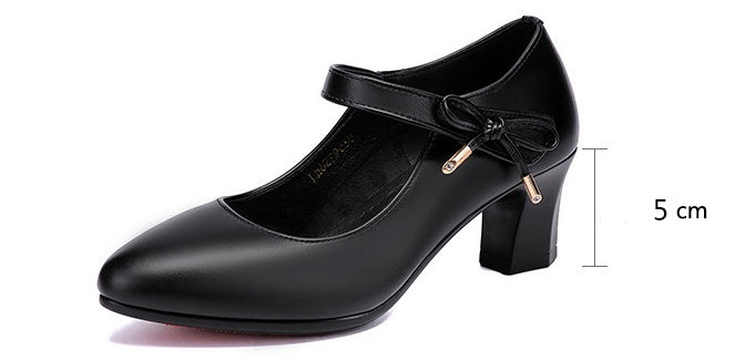 Elegantes zapatos de tacón medio con hebilla de Isabella Sol.