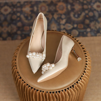 Elegantes zapatos de tacón de boda con pedrería de Isabella Sol