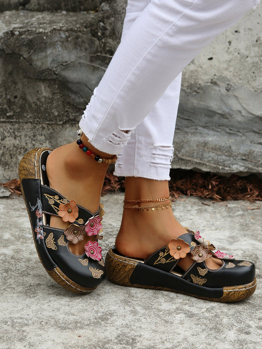 Sandalias de punta redonda con estampado floral bohemio de Isabella Sol