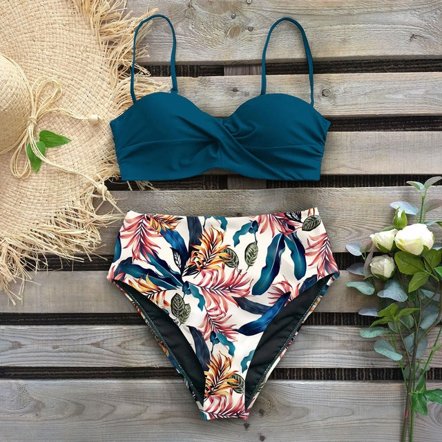 Bikini floral de talle alto de Isabella Sol