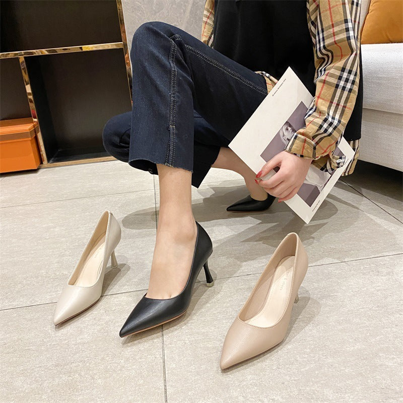 Elegantes zapatos de tacón de punta de Isabella Sol.