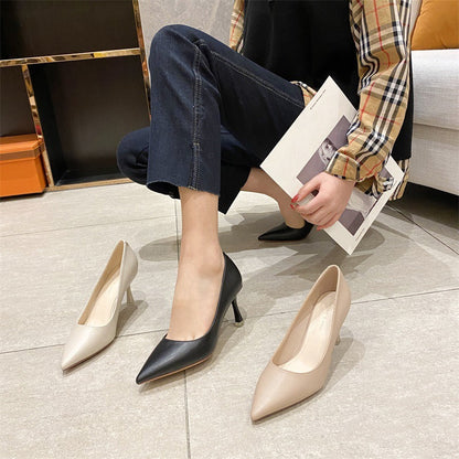 Elegantes zapatos de tacón de punta de Isabella Sol.