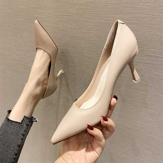 Elegantes zapatos de tacón de punta de Isabella Sol.