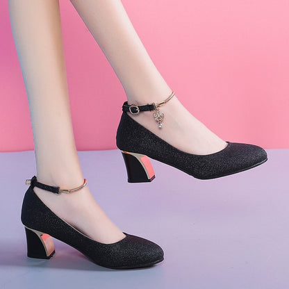 Elegantes zapatos de tacón grueso de Isabella Sol