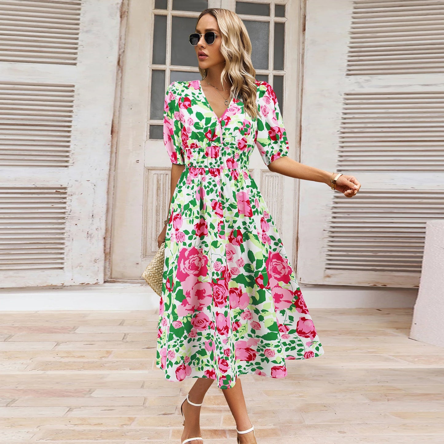 Vestido bohemio con estampado floral y escote en V de Isabella Sol.