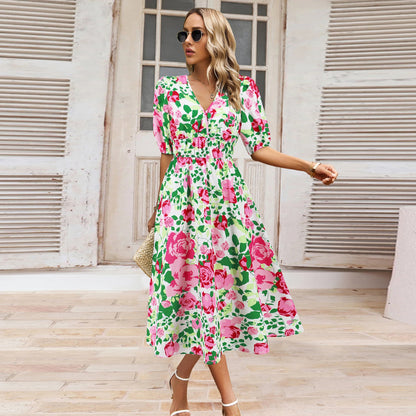 Vestido bohemio con estampado floral y escote en V de Isabella Sol.