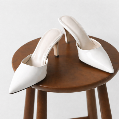 Elegantes tacones de aguja Isabella Sol con punta afilada.
