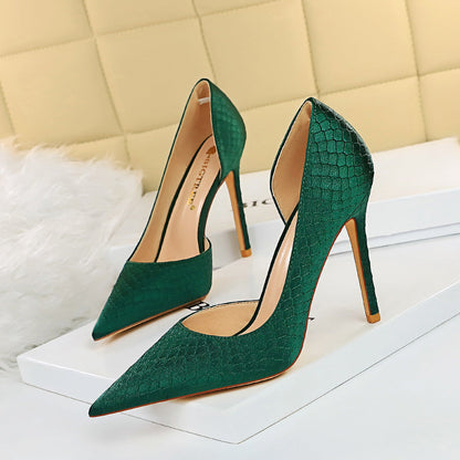 Elegantes zapatos de tacón de seda con punta de Isabella Sol.