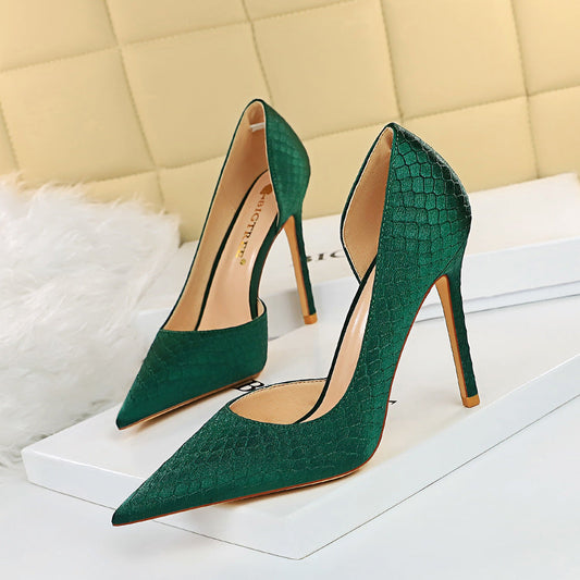 Elegantes zapatos de tacón de seda con punta de Isabella Sol.