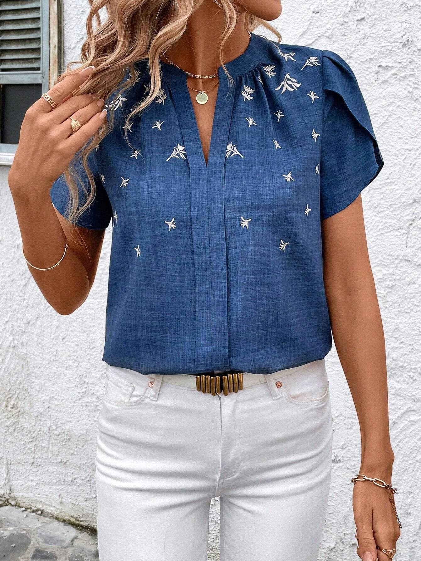 Blusa elegante estampada Isabella Sol con pliegues en los hombros.
