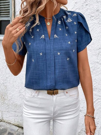 Blusa elegante estampada Isabella Sol con pliegues en los hombros.