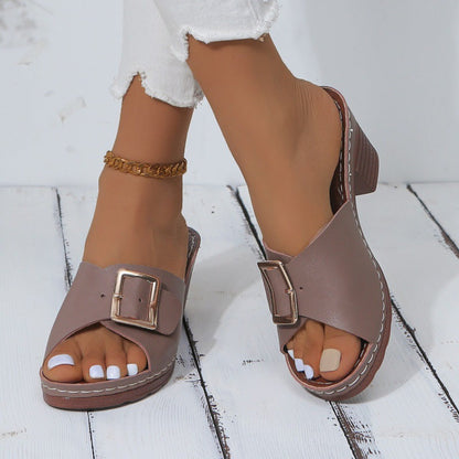 Elegantes sandalias de tacón alto con hebilla de Isabella Sol.