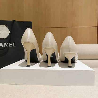 Elegantes zapatos de tacón de aguja con encaje de Isabella Sol.