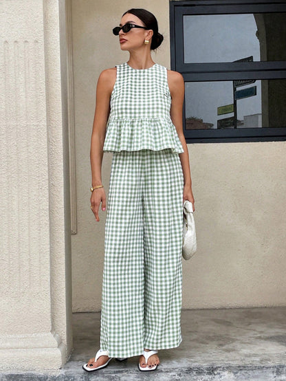 Top informal de cuello redondo sin mangas para mujer con bajo con volantes y pantalones de pierna recta.