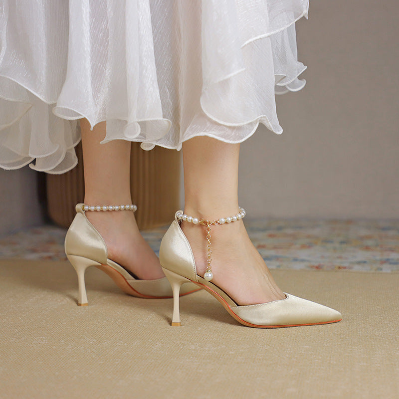 Elegantes tacones de aguja con borlas de satén de Isabella Sol