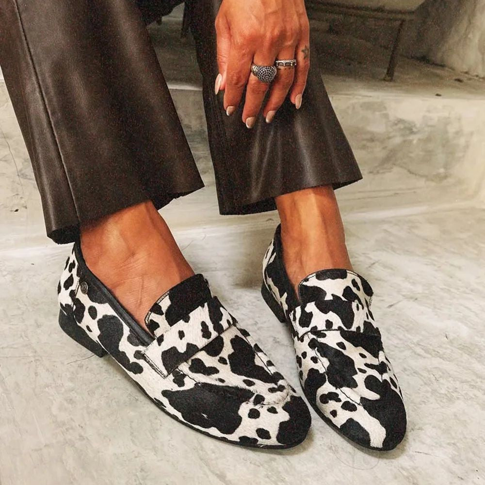 Zapatos de talla grande con punta redonda y estampado de vaca de Isabella Sol