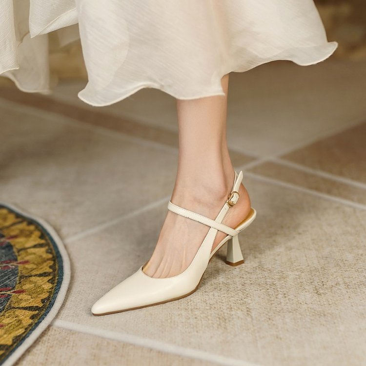 Elegantes tacones de aguja puntiagudos de Isabella Sol