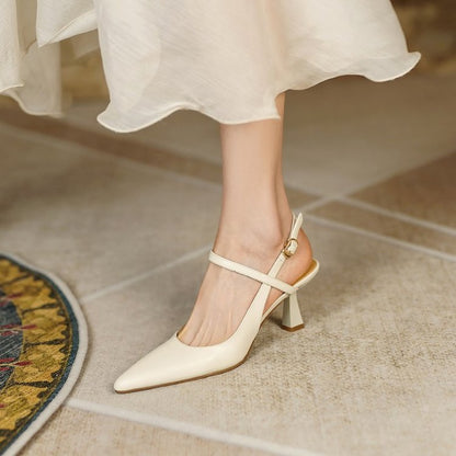 Elegantes tacones de aguja puntiagudos de Isabella Sol